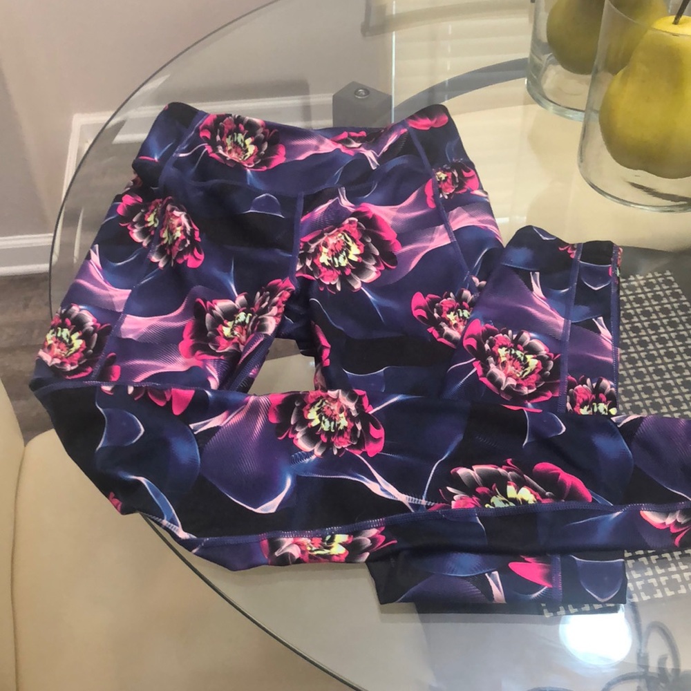 Beautiful Athletic Leggings. Worn Once. Perf Cond